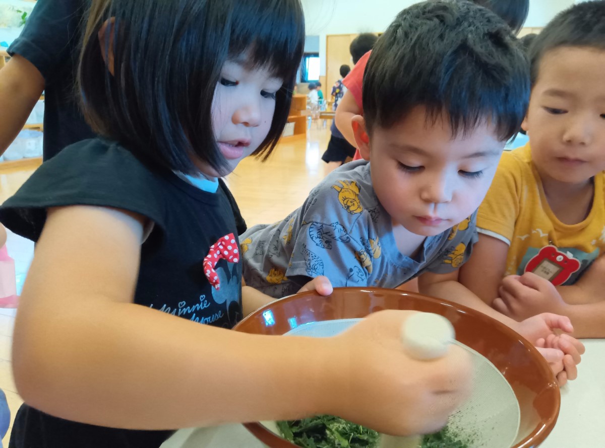 紫蘇をすりつぶす子どもたち