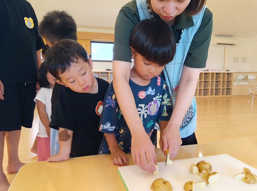 じゃがいもを切る子ども