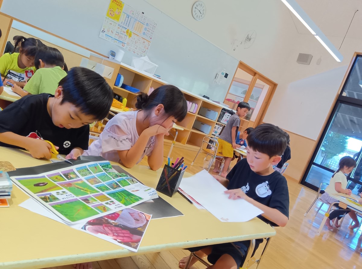 グループで制作に取り組む様子