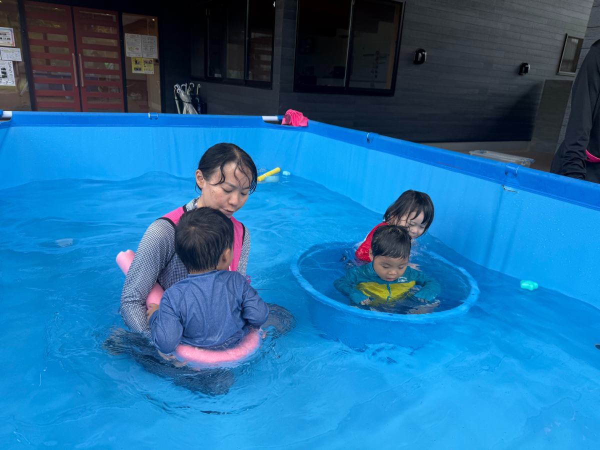 子どもたちのプール遊びの様子