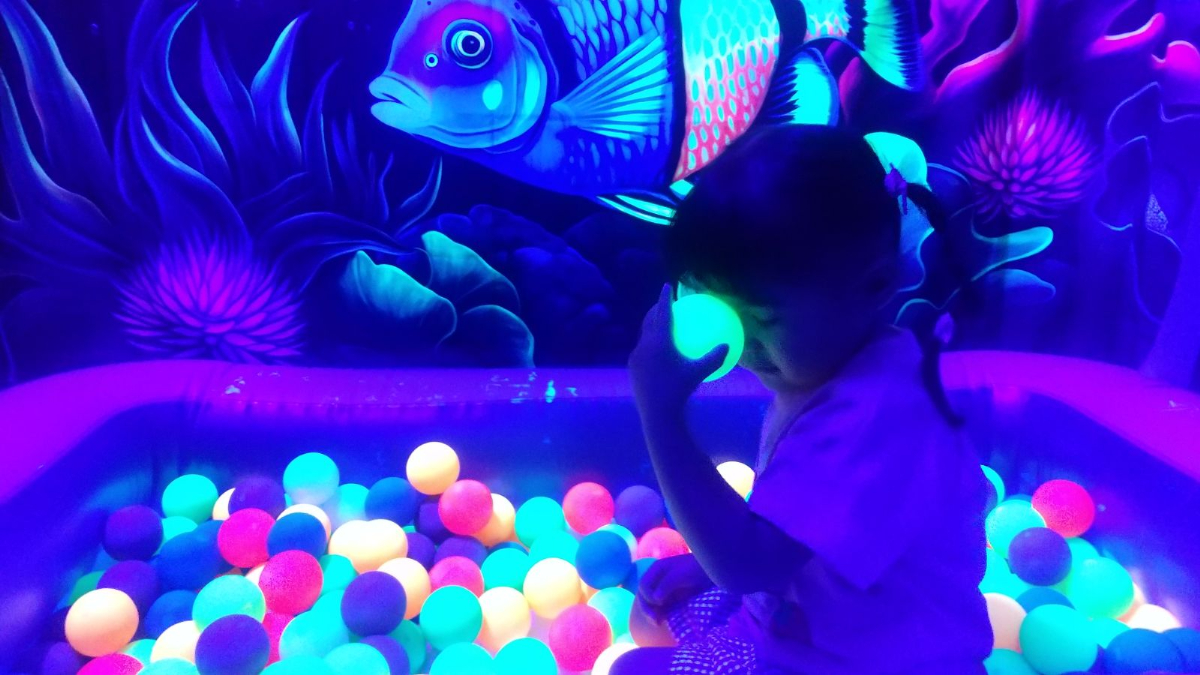 ボールを額に当てる子ども