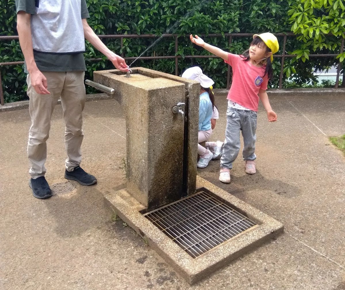 水遊びをする子どもたち