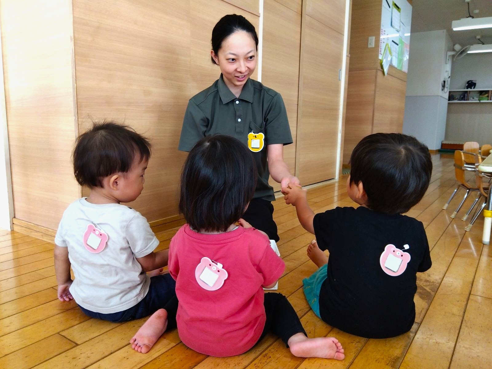 園で子どもと触れ合う澤本さん