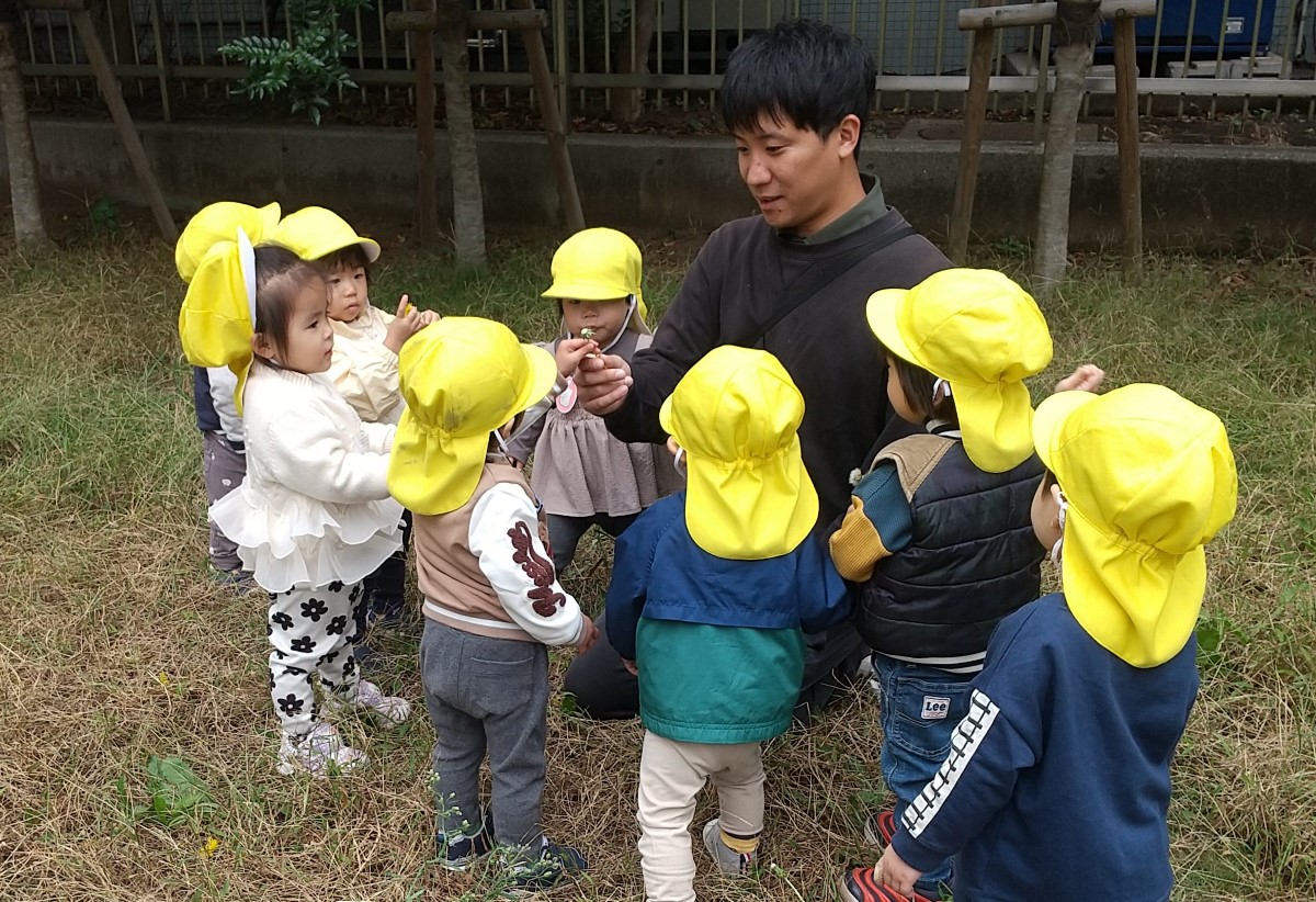 保育スタッフの周りに集まる子どもたち