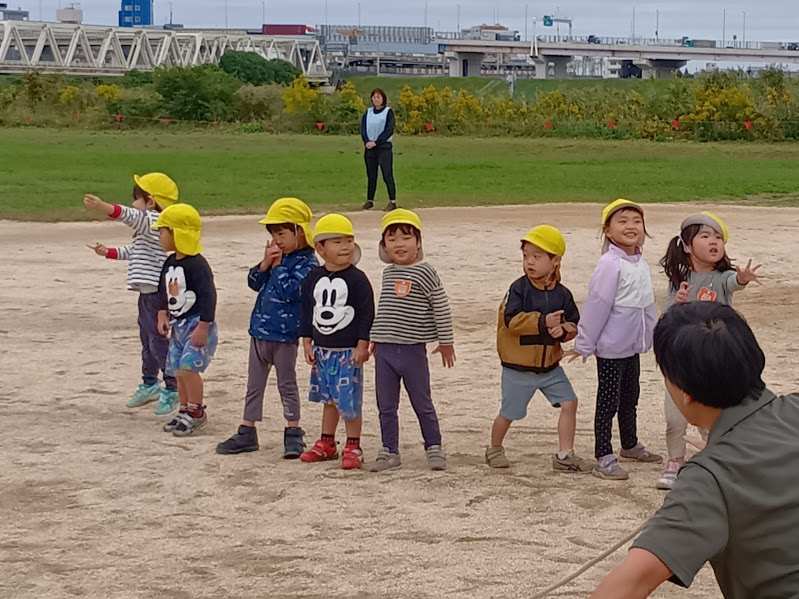 広場でリレーを行う子どもたち