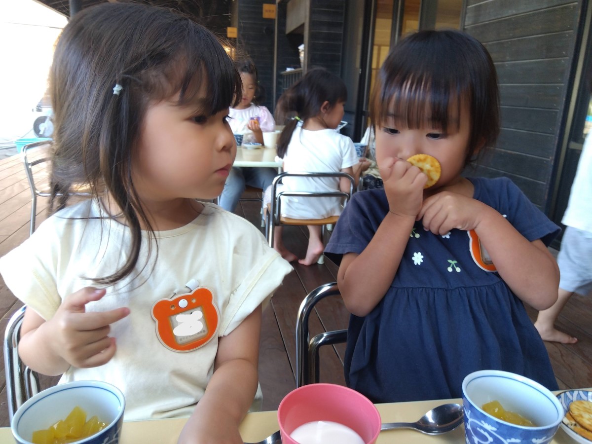 一緒におやつを食べる子どもたち