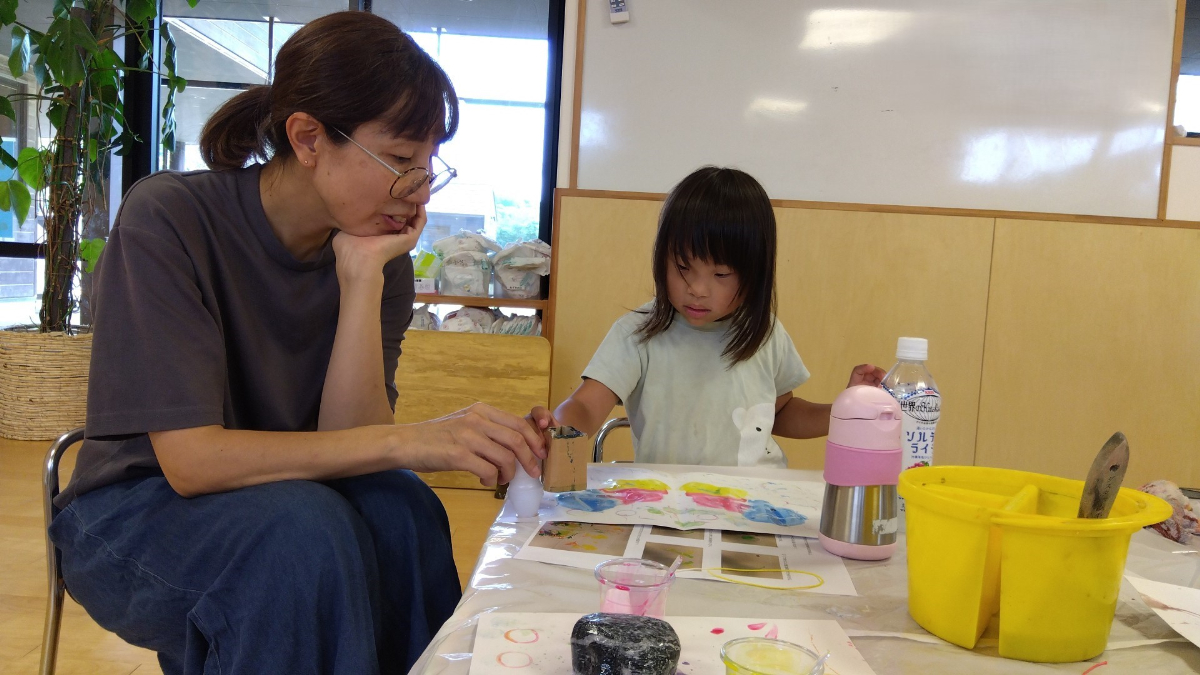 親子で作業を楽しむ様子