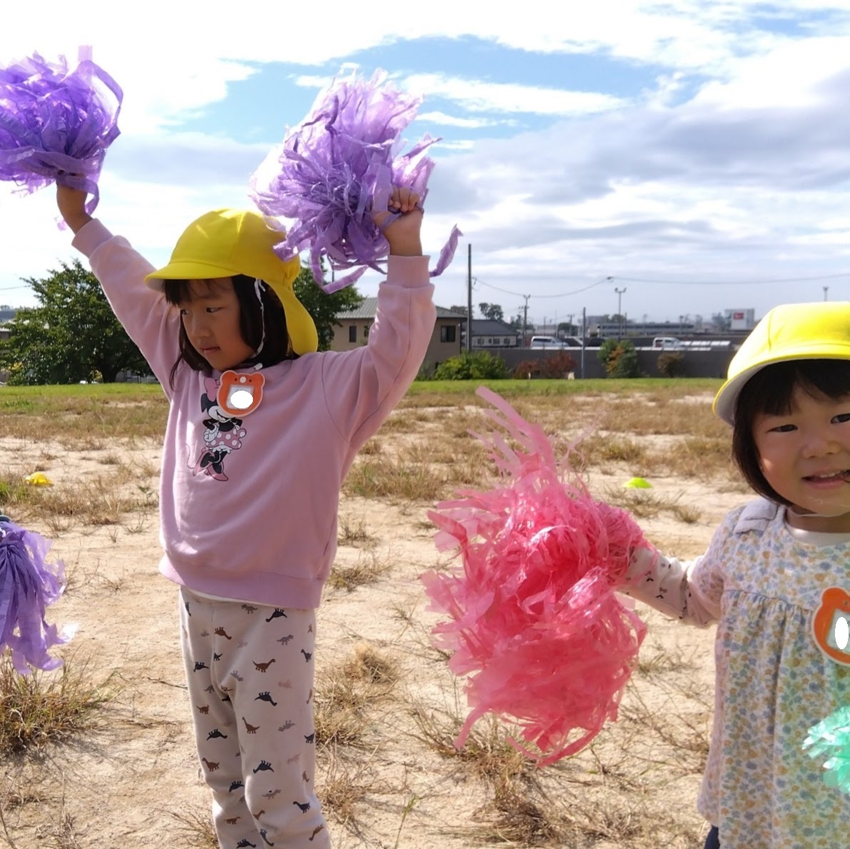 運動会のダンスを行う子どもたち