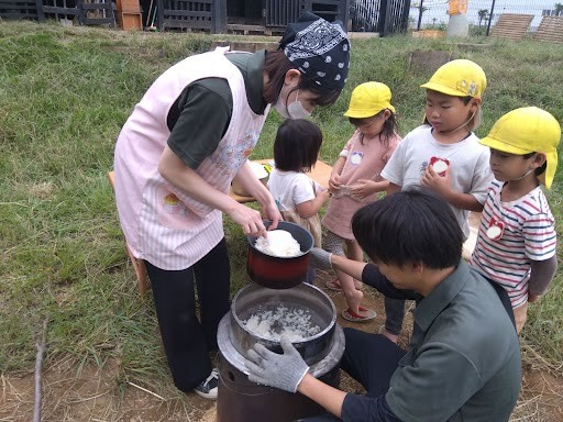 ぬか釜で炊いたご飯を取り分ける様子