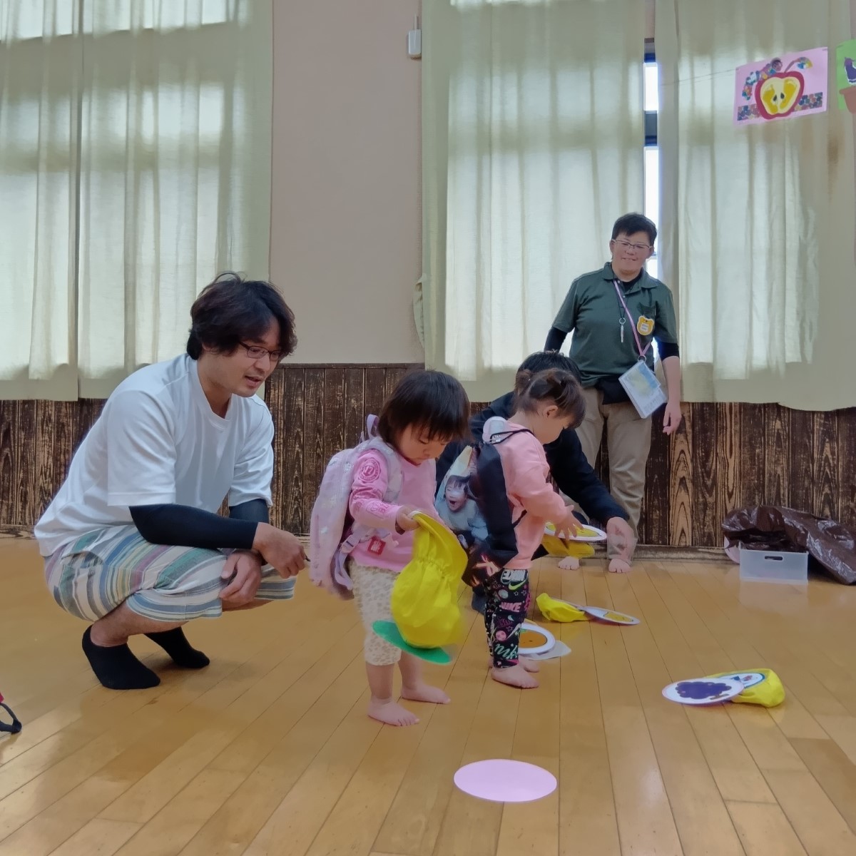 自分のマークを探す子どもたち