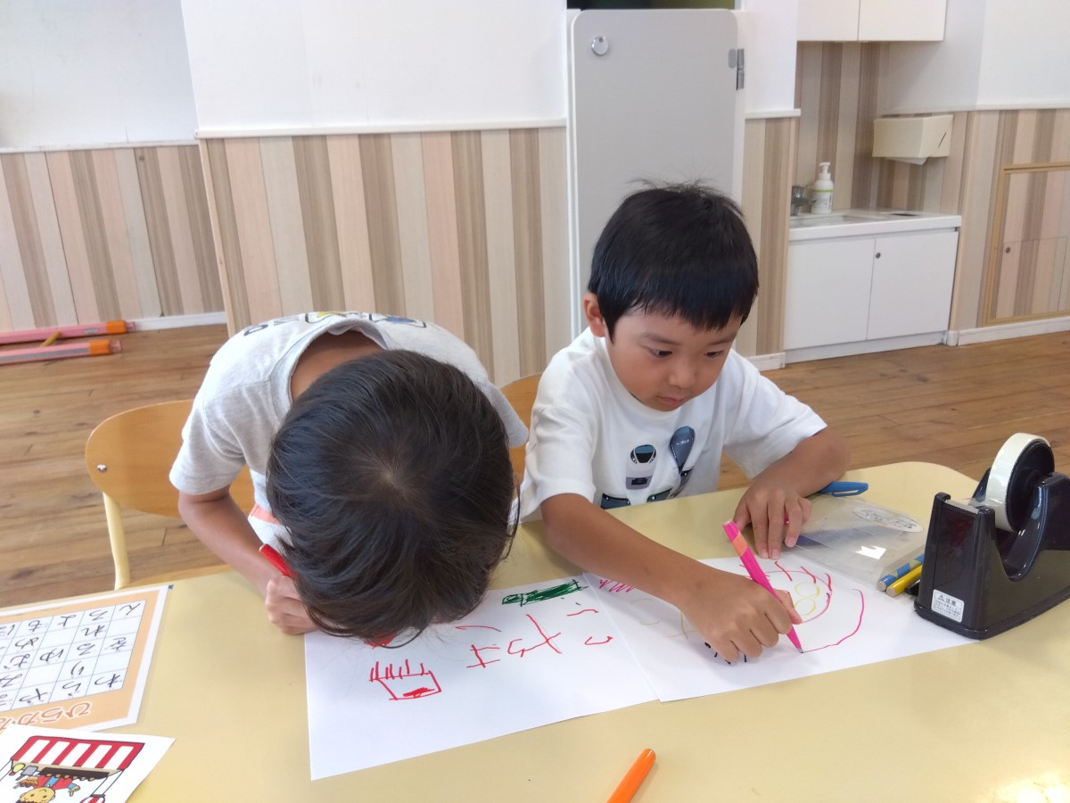 お店の看板をつくる子どもたち
