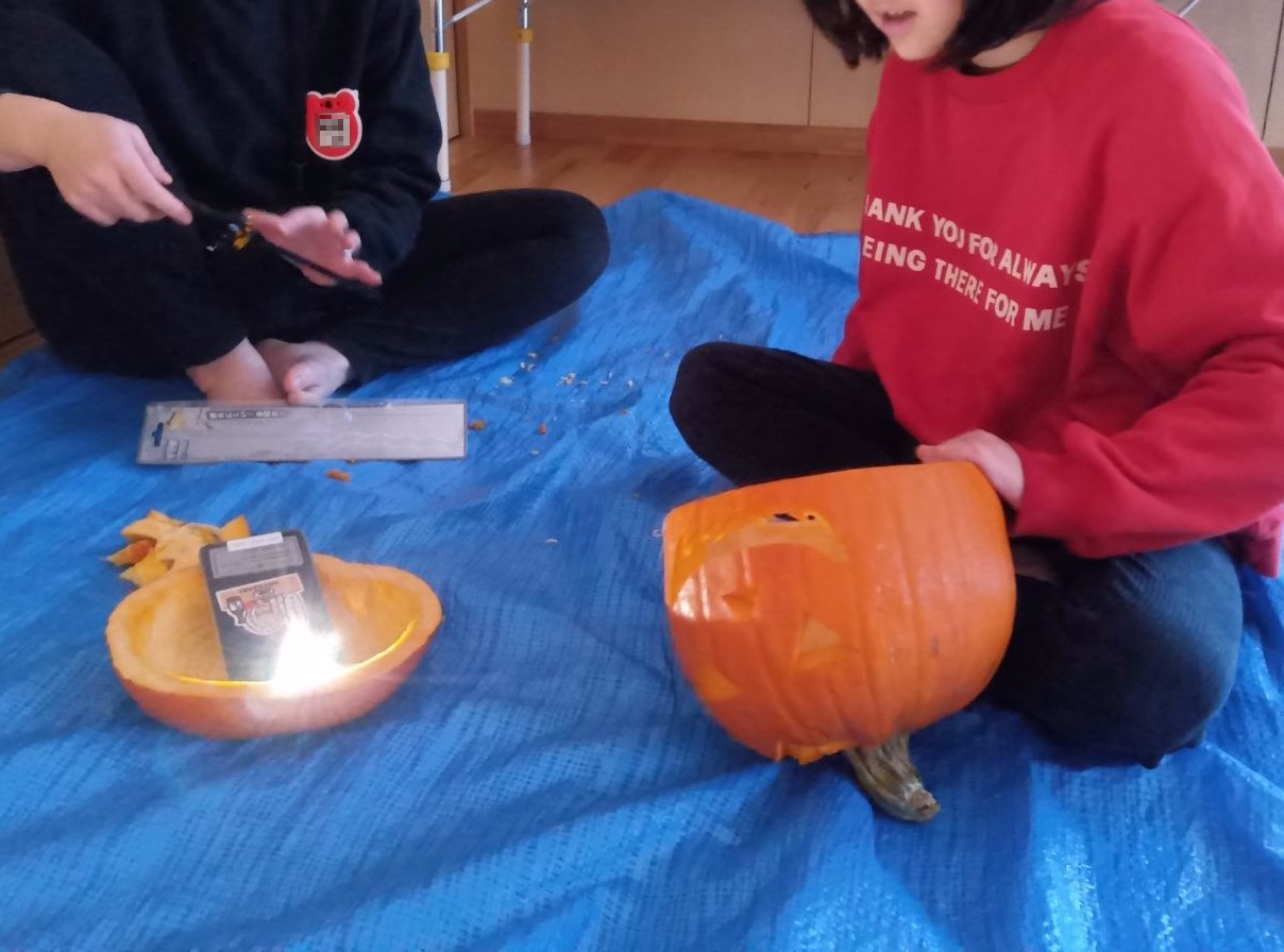 ランタンの中身を確認する子ども