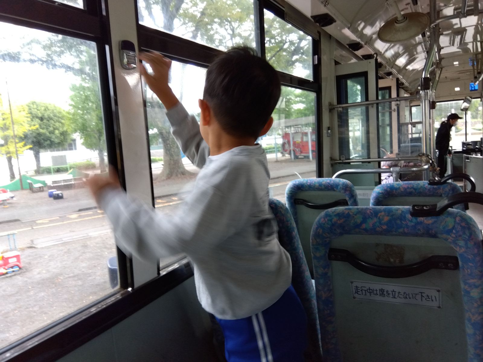 バスの降車ボタンを押す子ども
