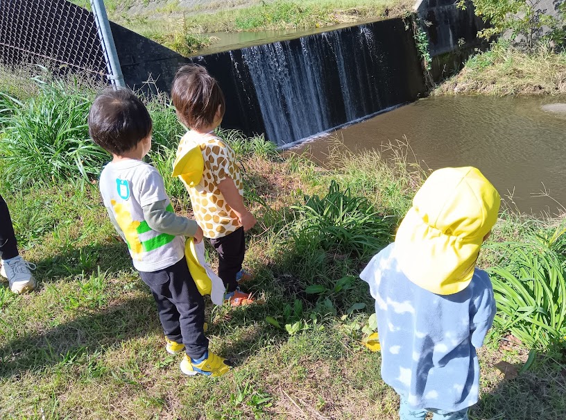 川を眺める子どもたち