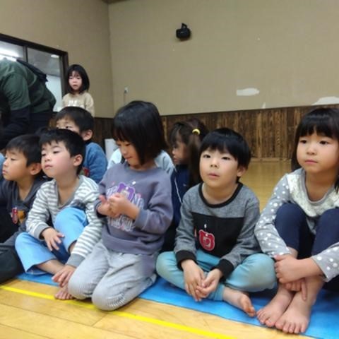 真剣な表情で話を聞く子どもたち