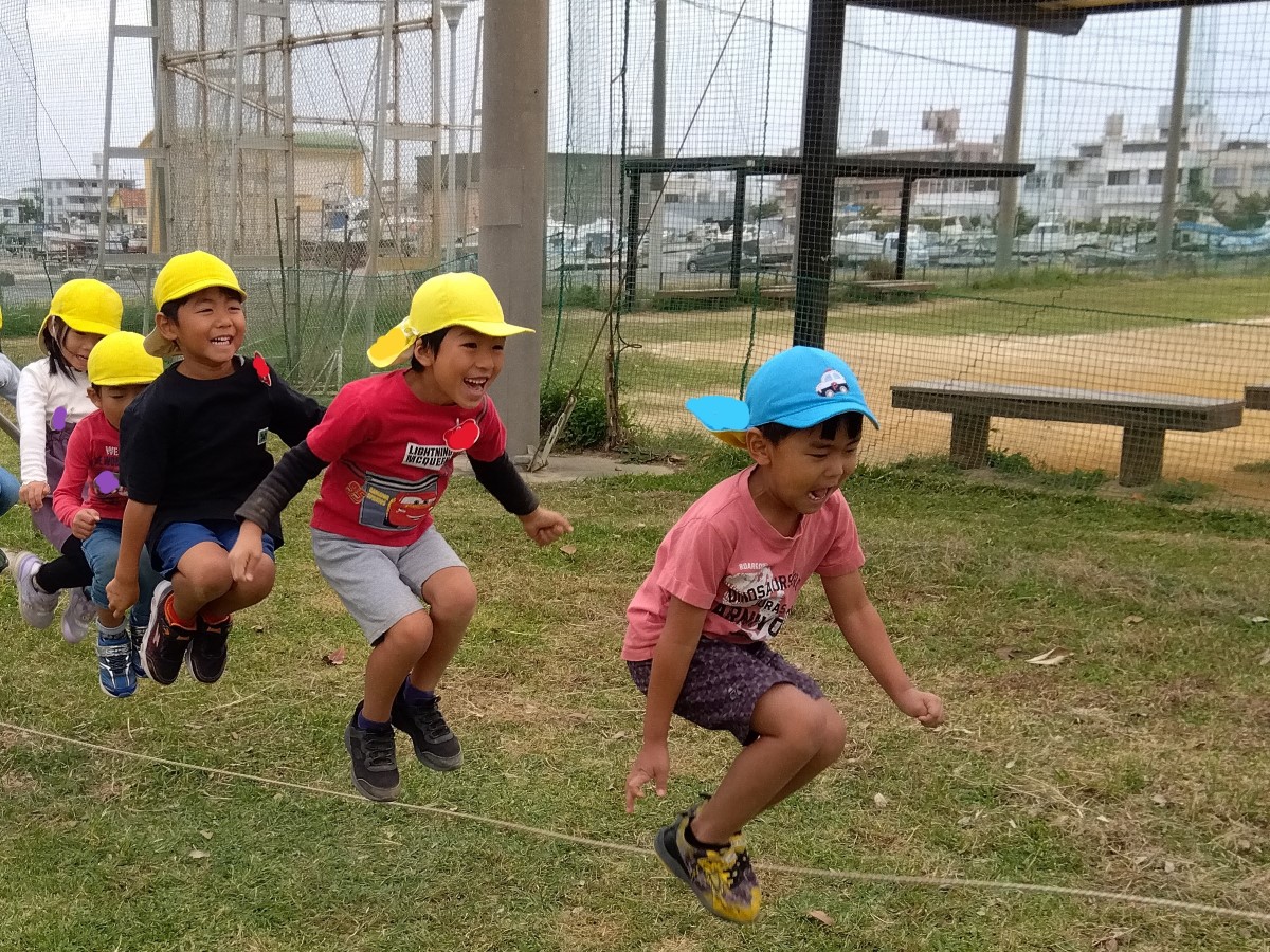 大縄跳びをする子どもたち