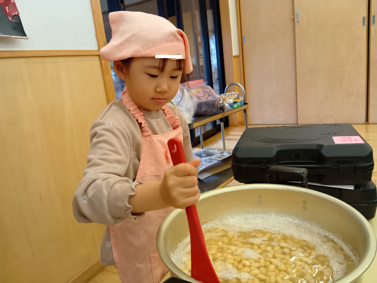 大豆を煮込む