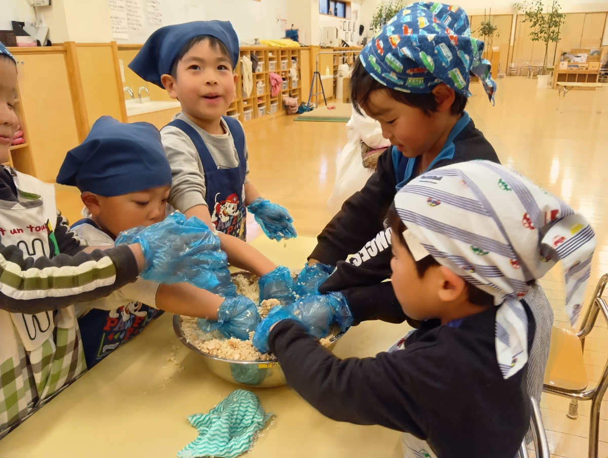 大豆を混ぜ合わせる