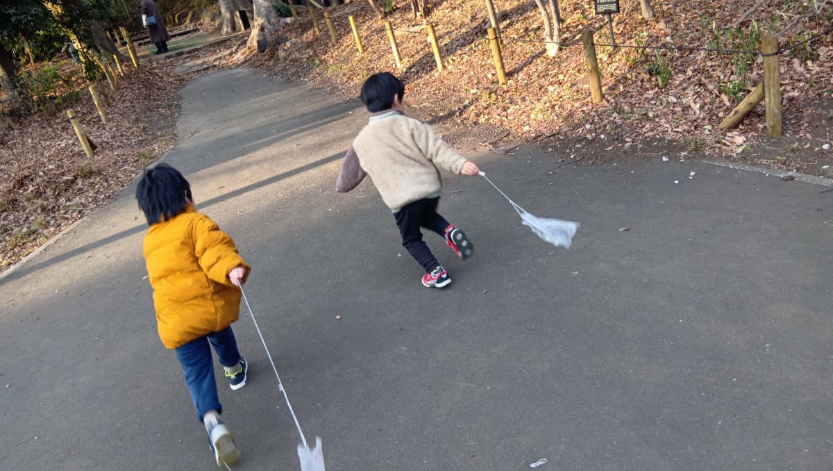 作った凧で遊ぶ子どもたち