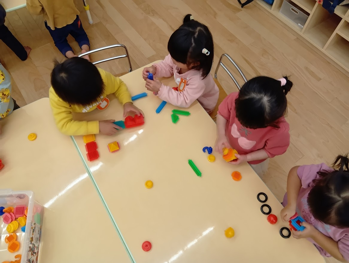 おもちゃで遊ぶ