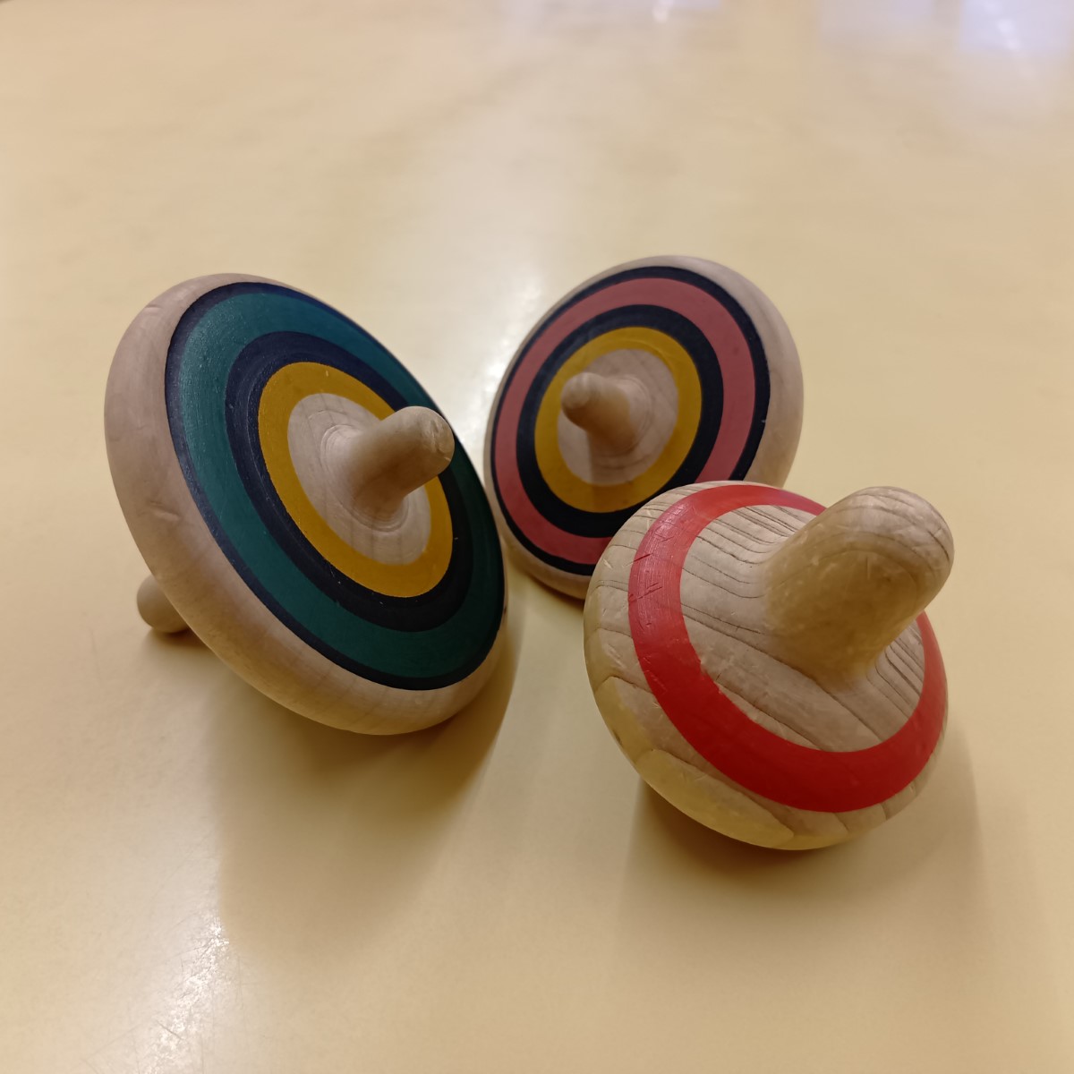 木製の駒が3つ