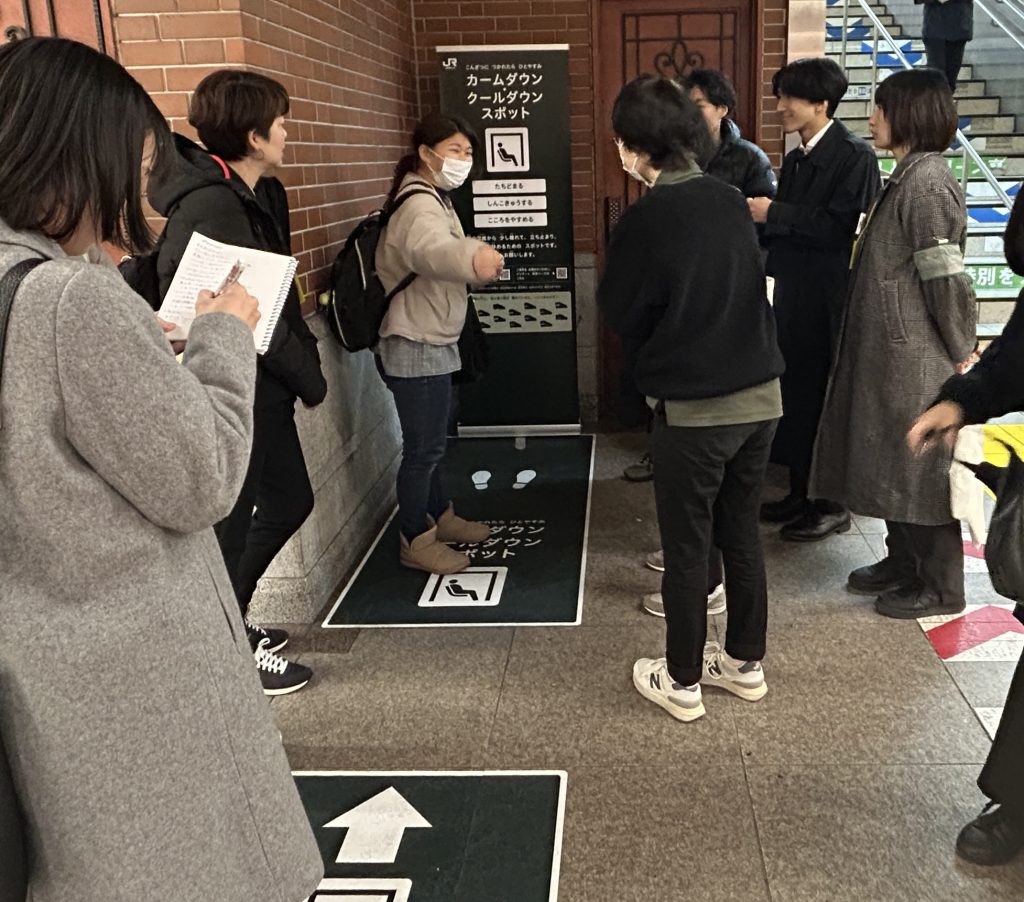 階段の横にあるスポットを確認する参加者