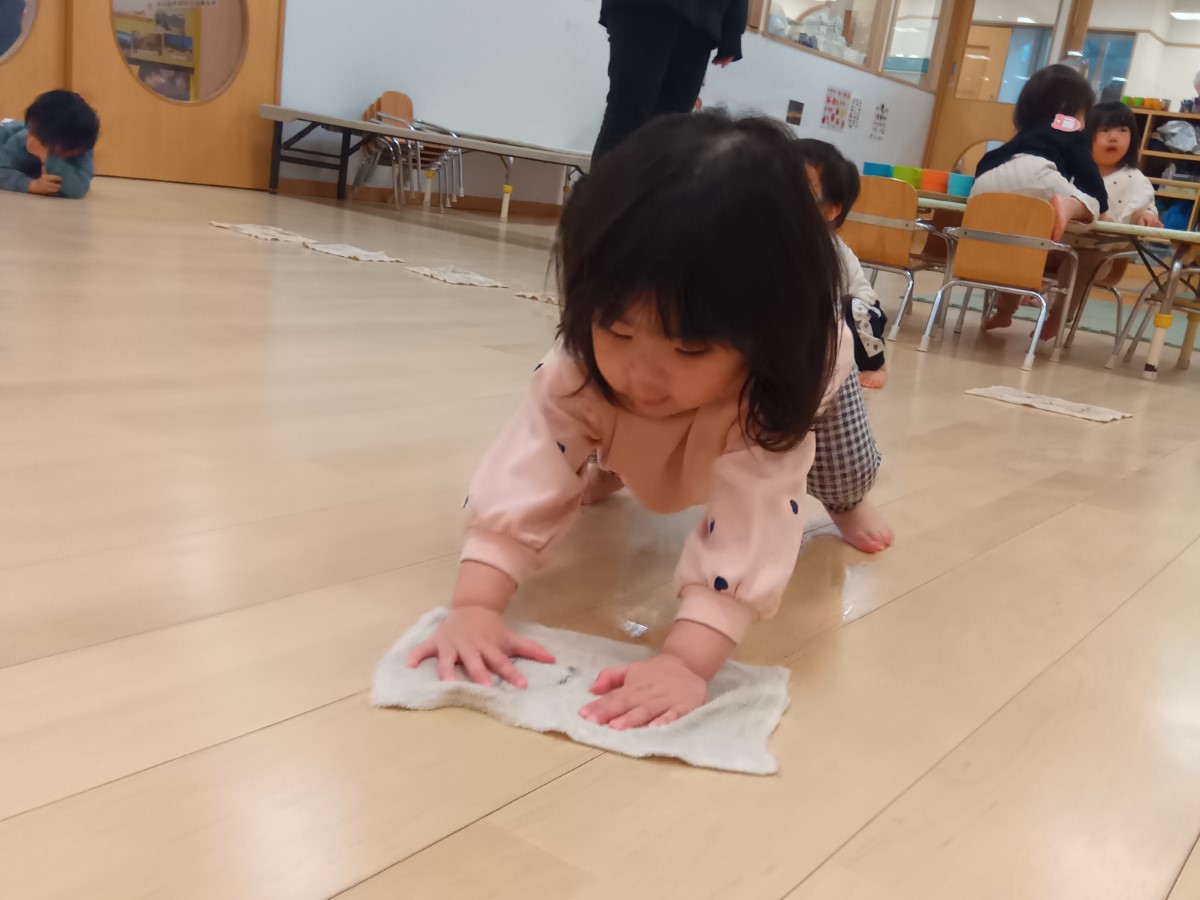 雑巾がけをする子ども
