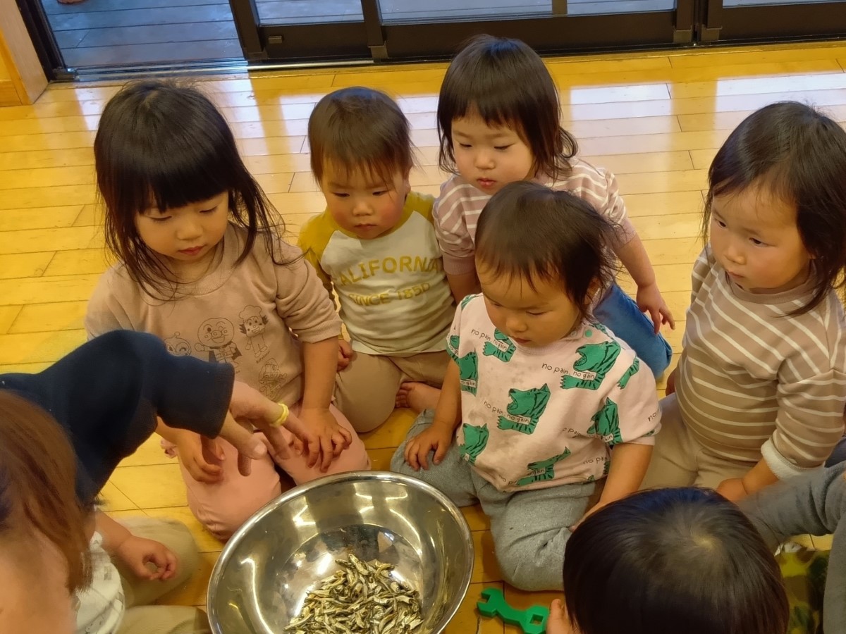 煮干しを眺める子どもたち