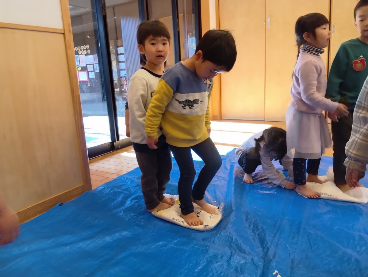 うどん生地を踏む子どもたち
