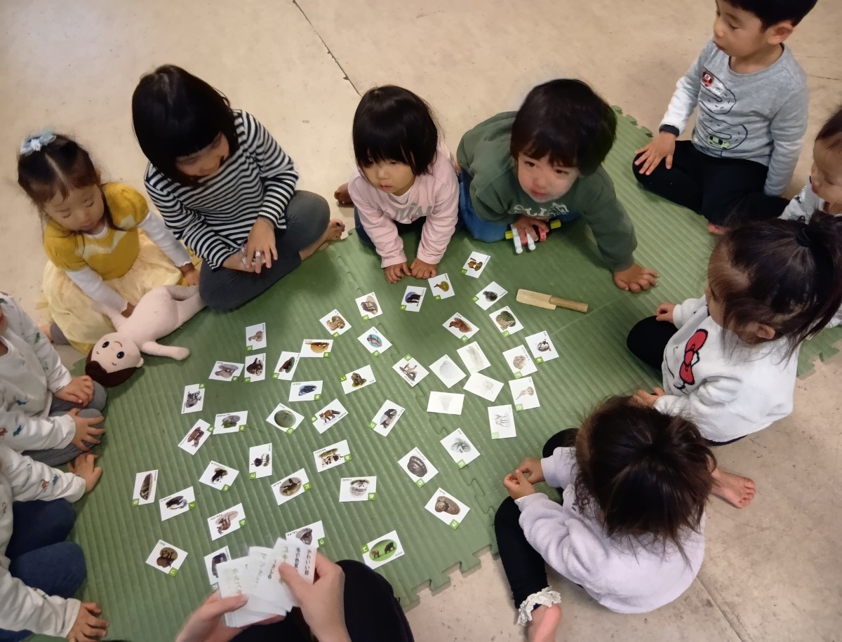 かるたで遊ぶ子どもたち