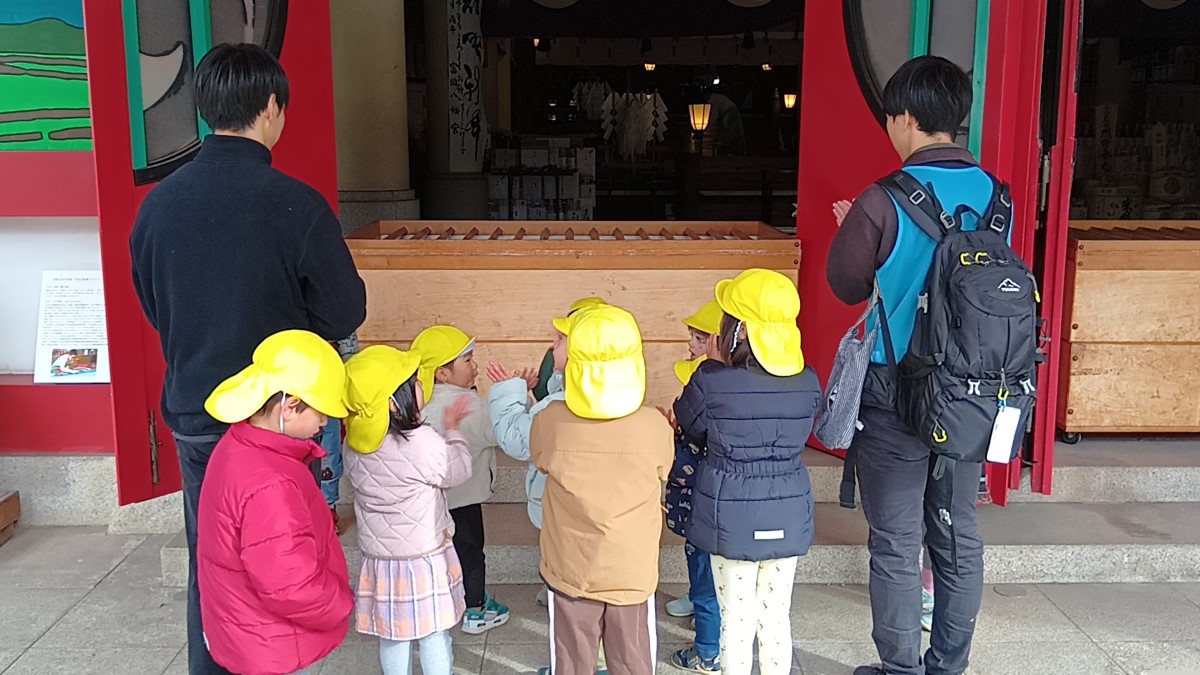 手を合わせてお参りする子どもたち