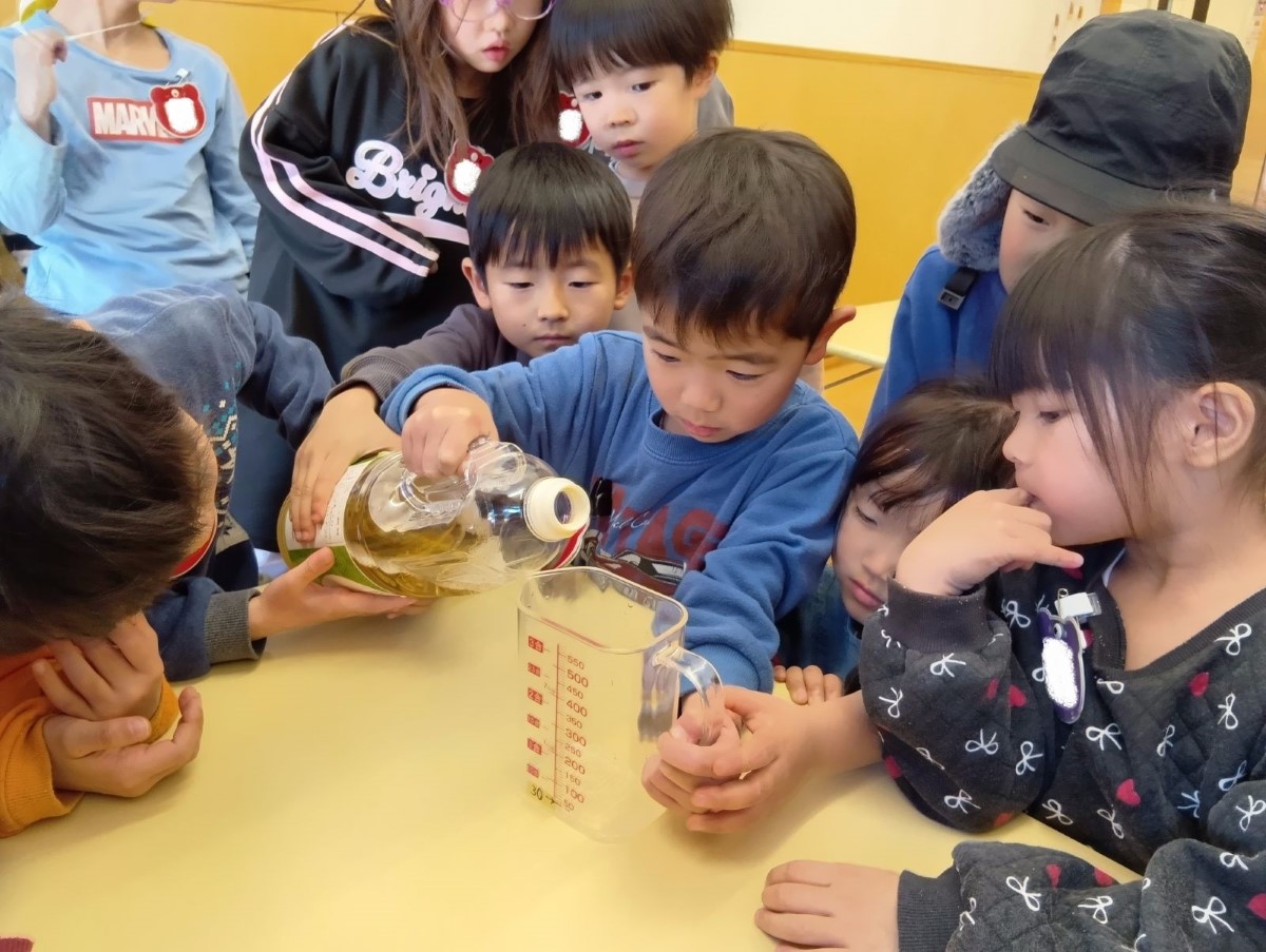 調味料を計る子どもたち