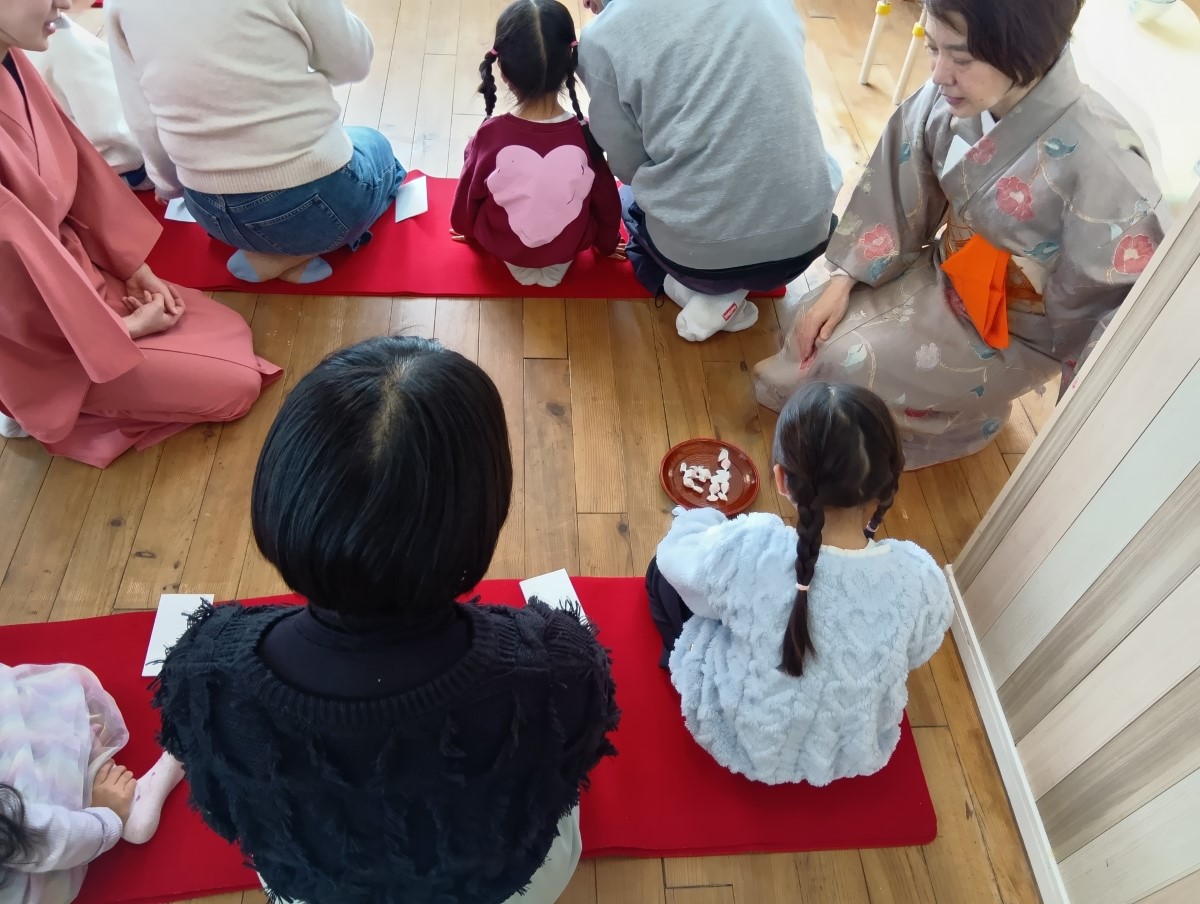 お菓子をいただく子どもたち