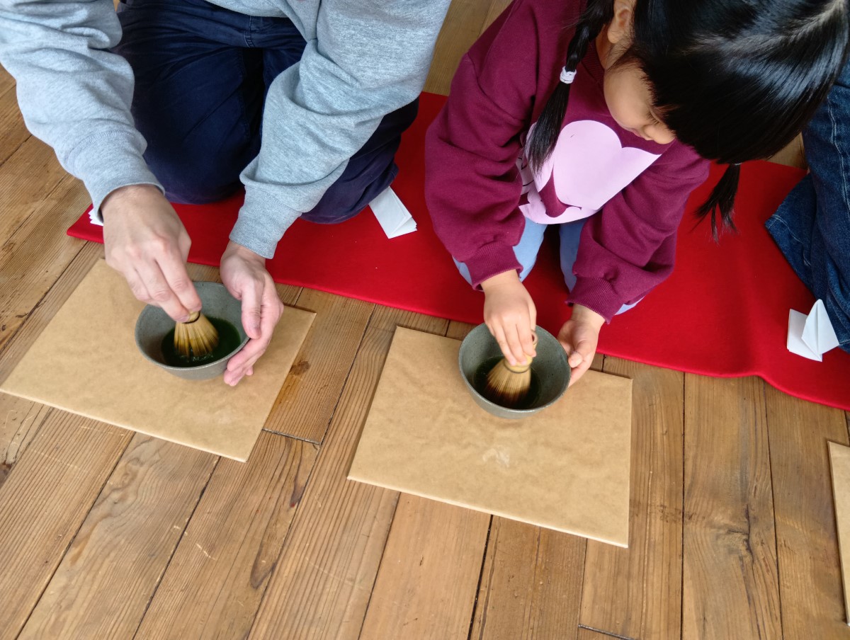 お茶をたてる子どもたち