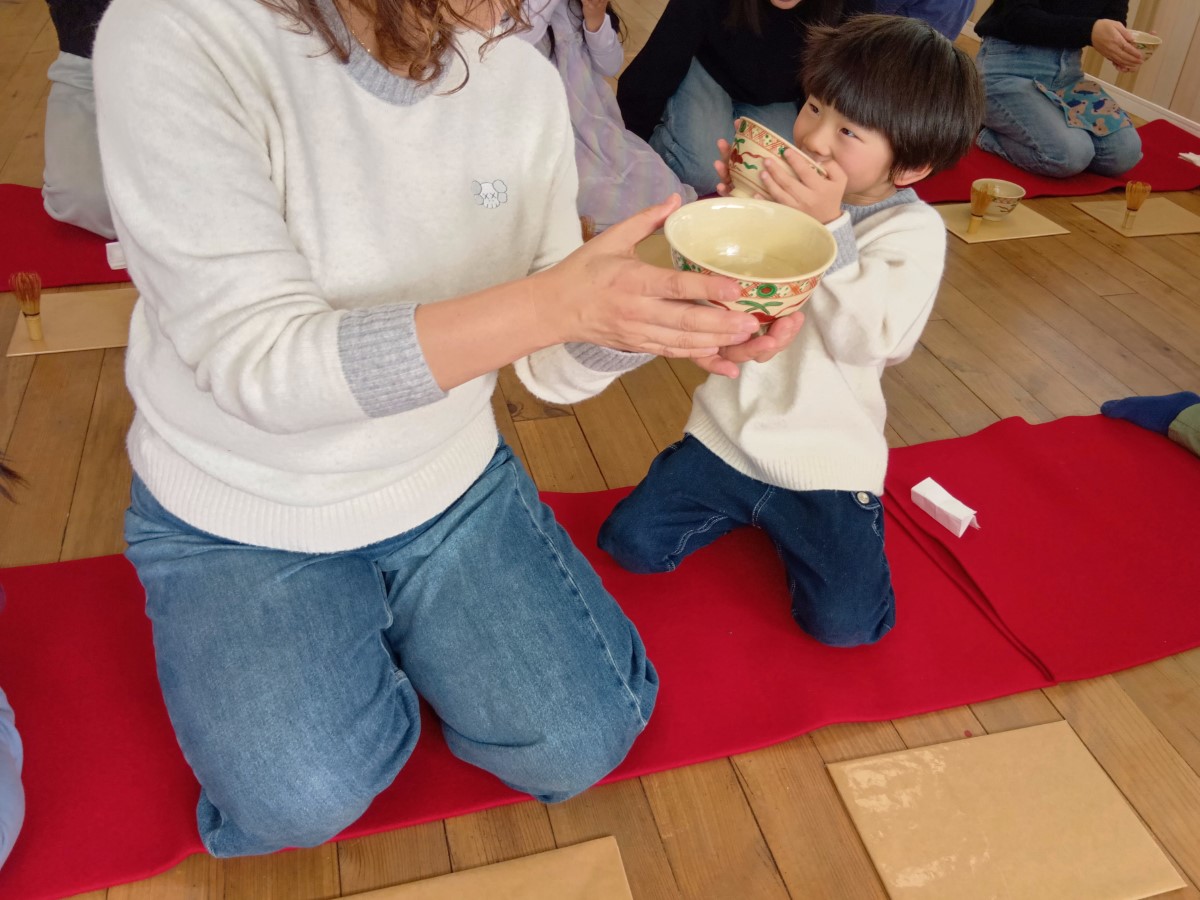 おいしそうにお茶を飲む子ども