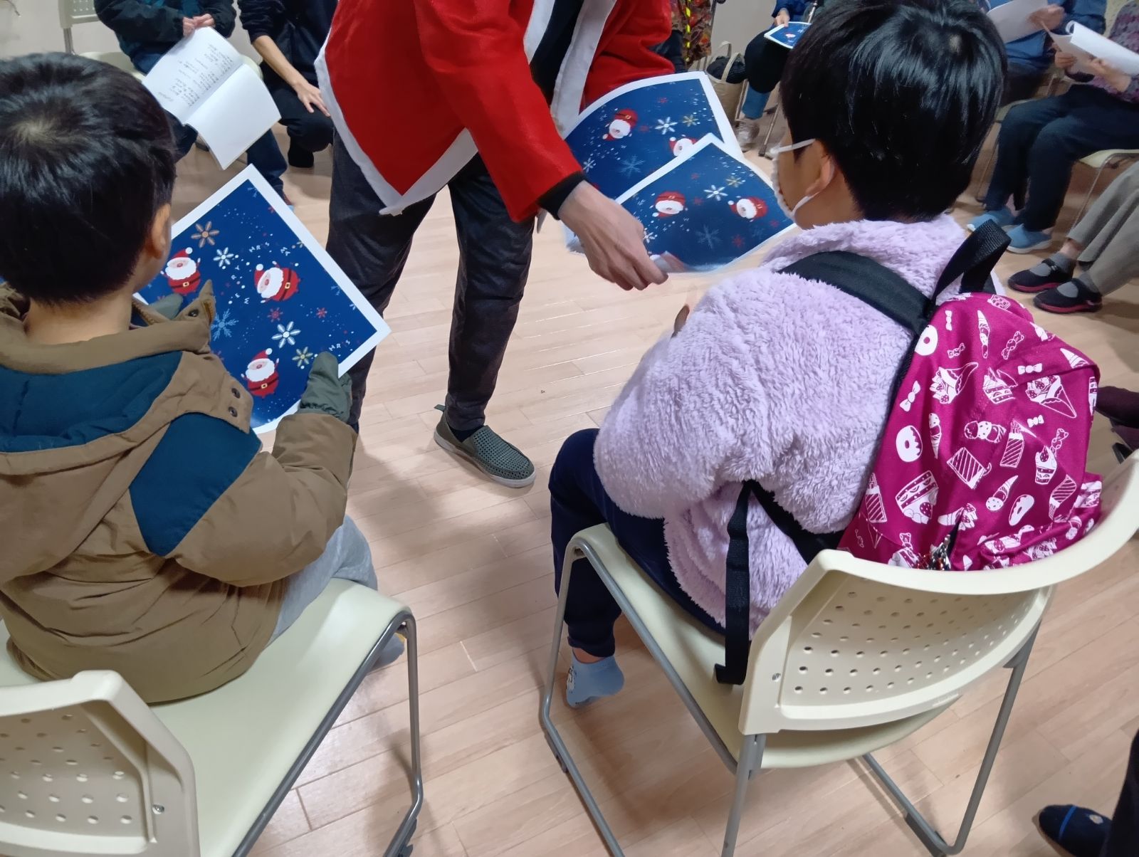 プレゼントを受け取る子どもたち