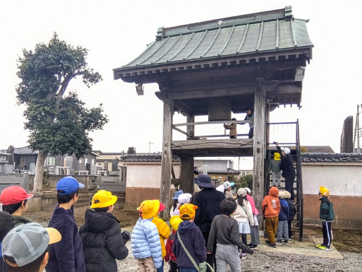 お寺の大きな鐘を鳴らす様子