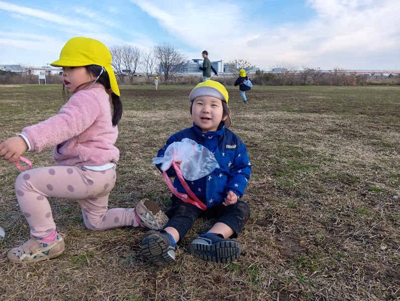凧を持って笑顔な子ども