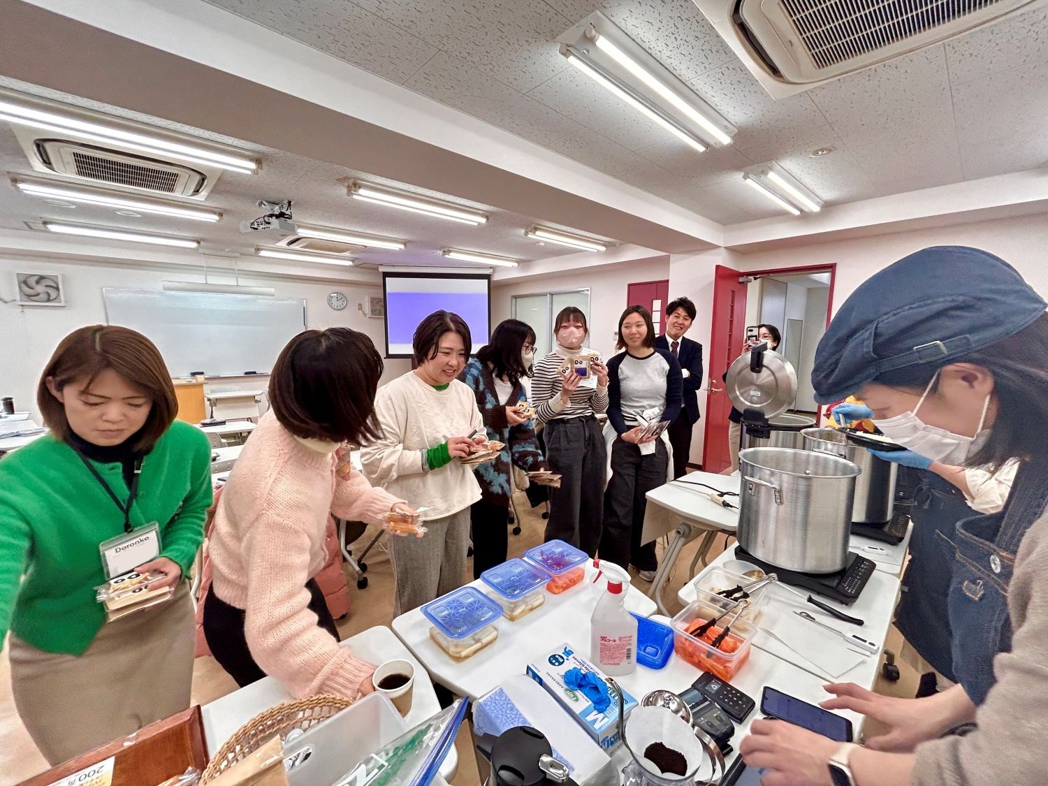 教室の中でカレーとコーヒーを出張販売する様子