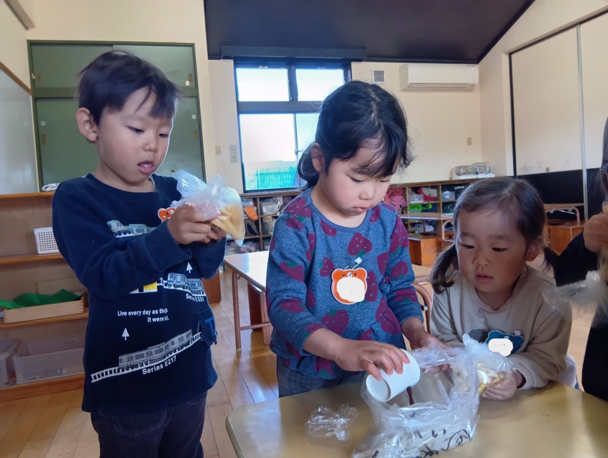ポリ袋に材料を入れる子どもたち