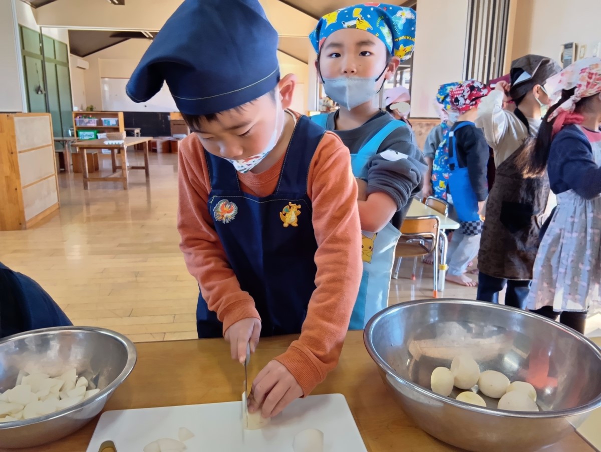 大根を包丁でカットする子ども