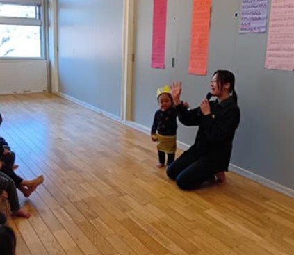 子どもたちにクイズを出すスタッフ