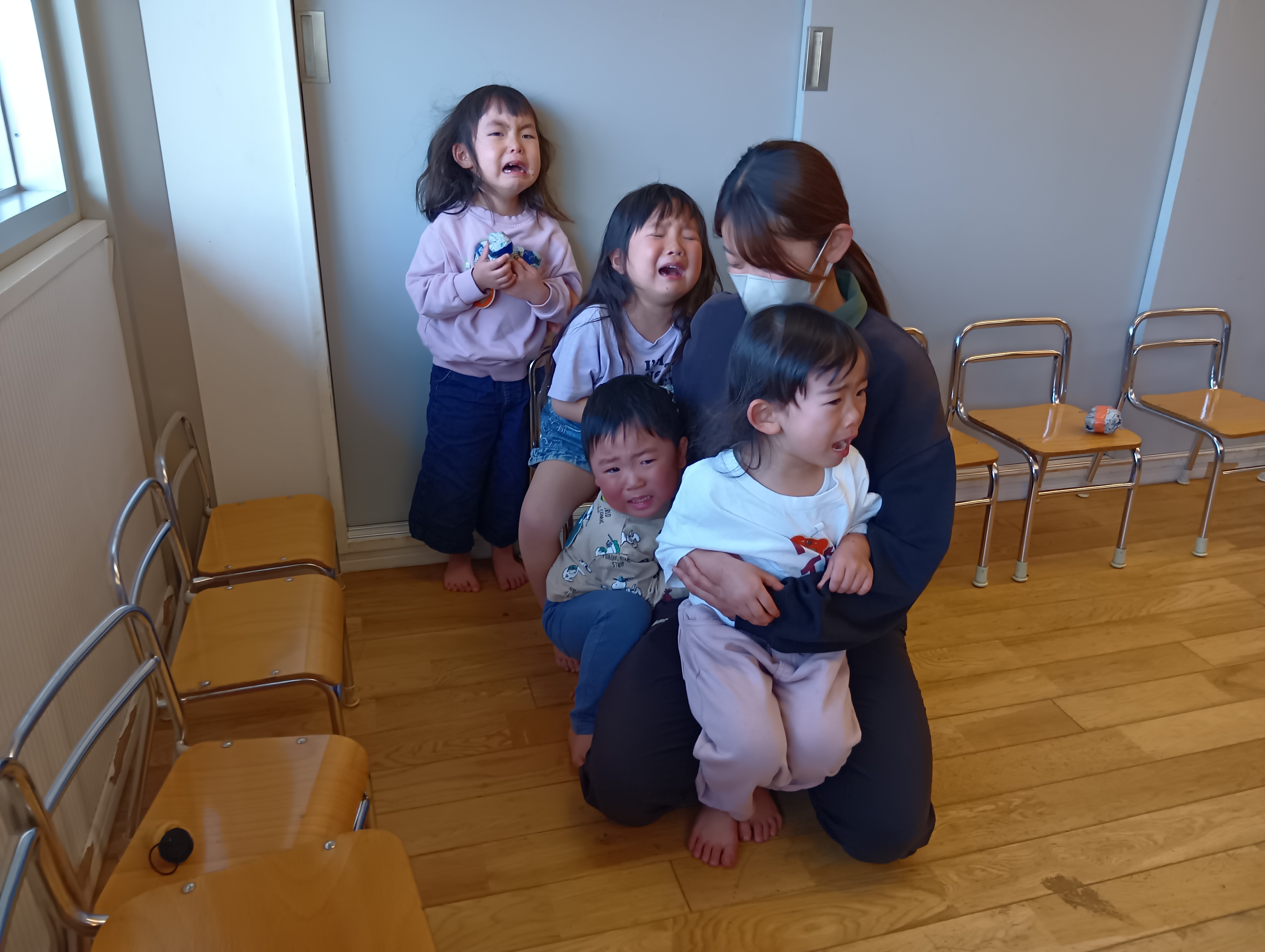 泣く子どもたち