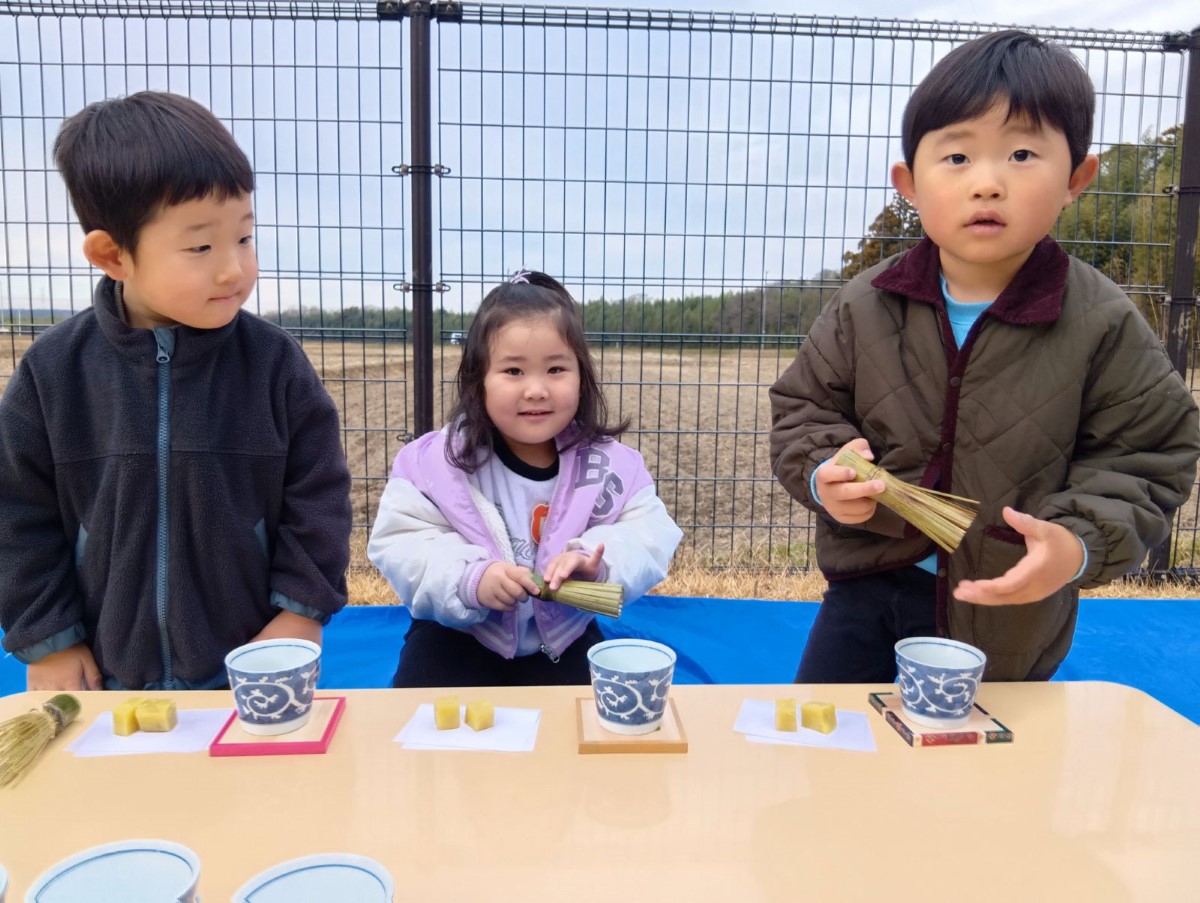机の上にお茶碗とお茶菓子が並んでいる様子