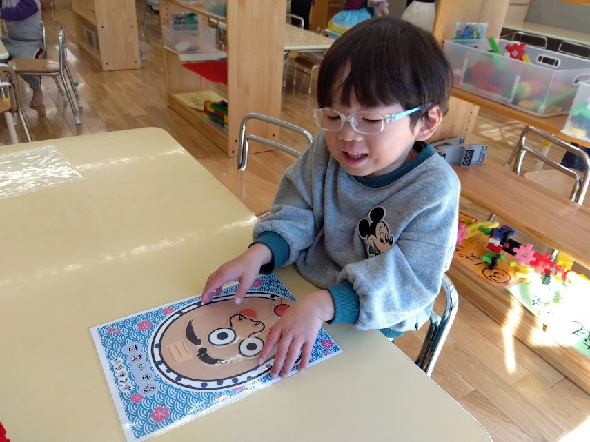 福笑いで遊ぶ子ども