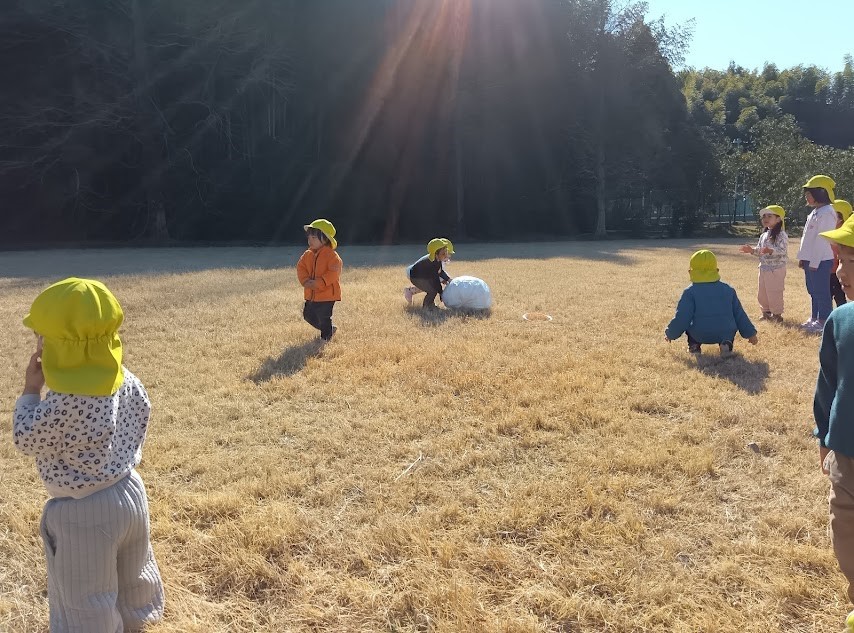 大玉転がしをする子どもたち