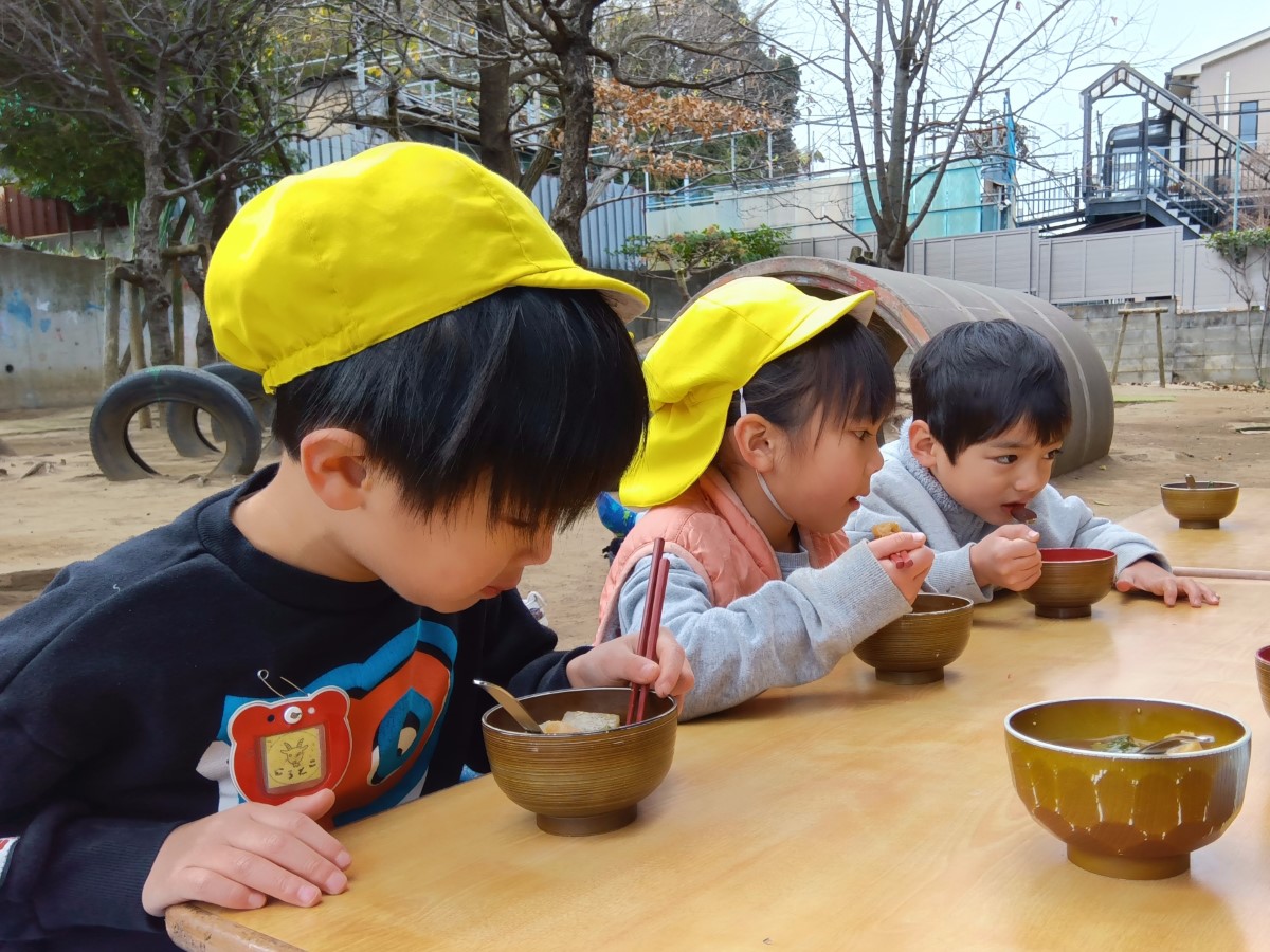 作った味噌汁を食べる子どもたち