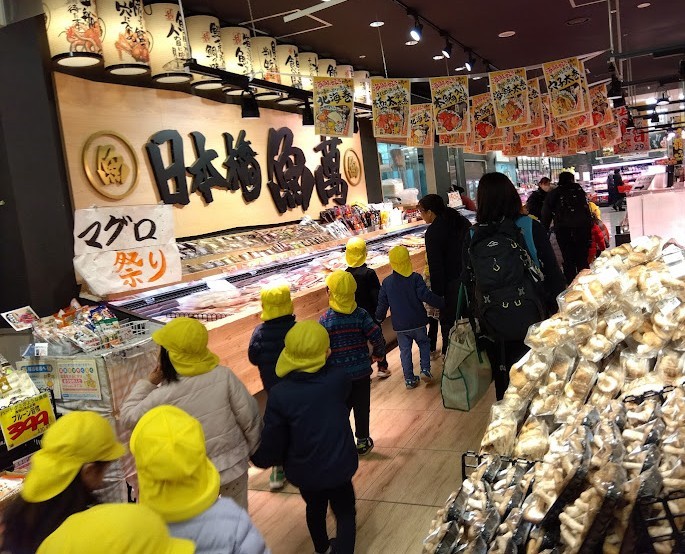 魚売り場を歩く子どもたち
