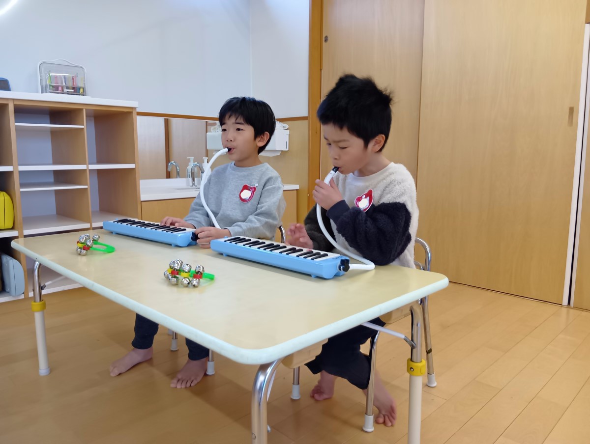 鍵盤ハーモニカを演奏する子どもたち