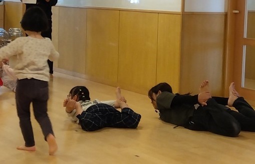 さくらさくらんぼリズムをする子どもたち